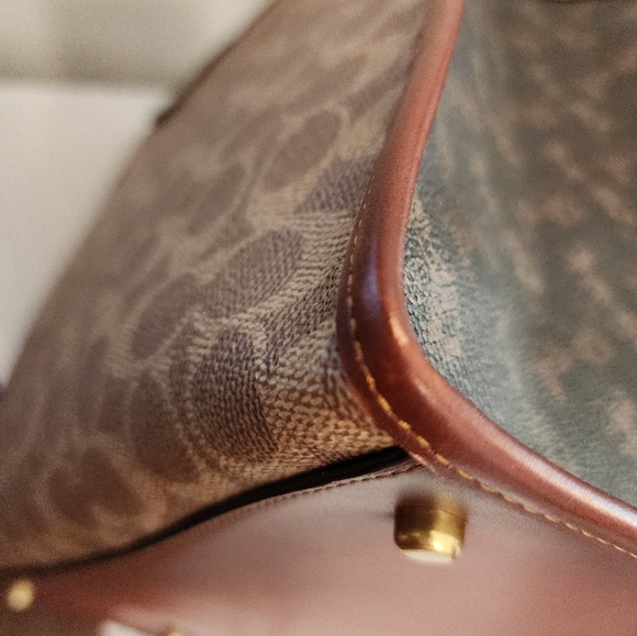 Coach Field Tote 30 in Signature Canvas With Horse and Carriage EUC - Picture 8 of 10